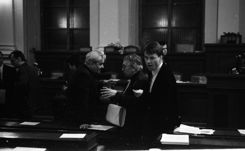 Dagmar Hochová - Poslanci Josef Šimeček, Válav Žák a Martin Bursík v jednacím sále České národní rady, podzim 1991