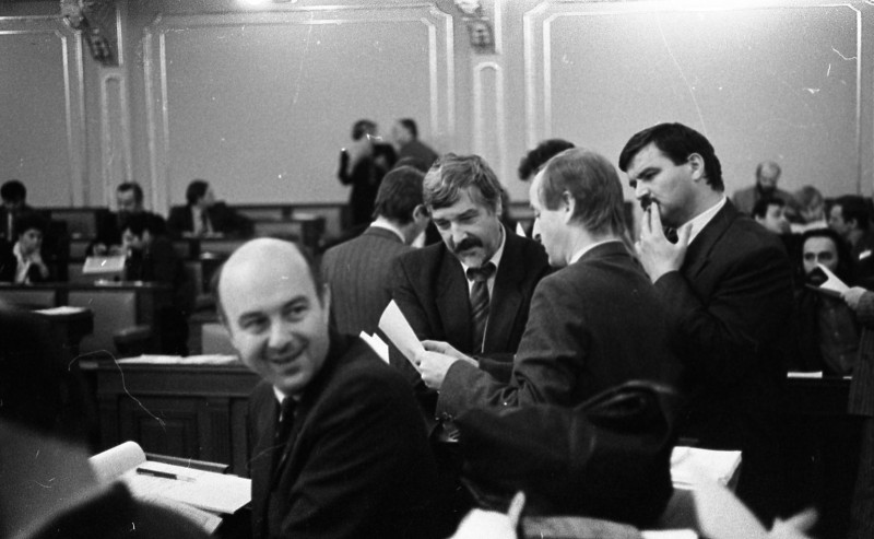 Dagmar Hochová - Poslanci Ivo Svoboda, Andrej Gjurič, Petr Koháček a Martin Syka v jednacím sále České národní rady, únor 1991