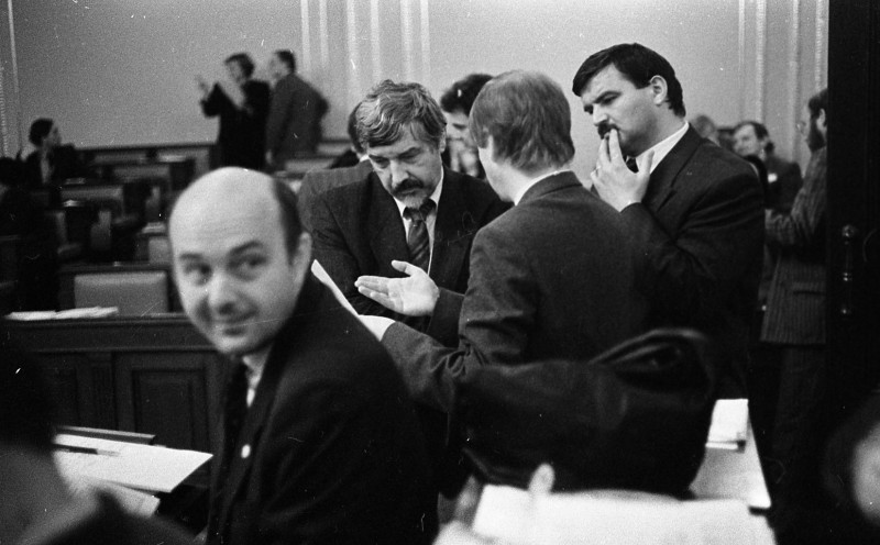 Dagmar Hochová - Poslanci Ivo Svoboda, Andrej Gjurič, Petr Koháček a Martin Syka v jednacím sále České národní rady, únor 1991