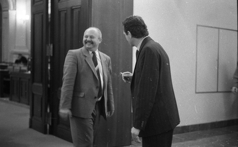 Dagmar Hochová - Poslanec Jaroslav Soural v kuloárech České národní rady, podzim 1991