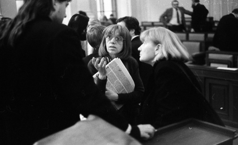 Dagmar Hochová - Poslanci Jaroslava Moserová, Eva Kantůrková a Ladislav Jakl v jednacím sále České národní rady, únor 1991