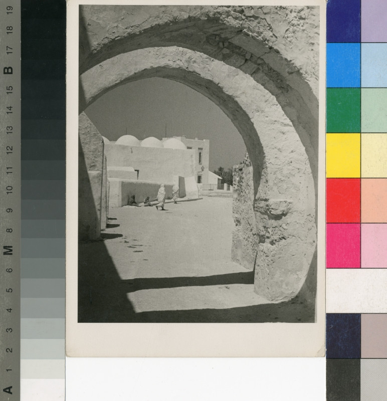 Franz Fiedler - Bez názvu (Průhled kamennými oblouky, Tunis)