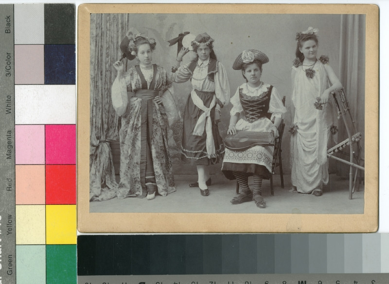 Franz Fiedler - Skupina 4 dívek v divadelních kostýmech