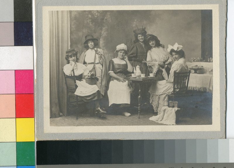 Franz Fiedler - Skupina 5 dívek kolem stolku s konvicí a šálky