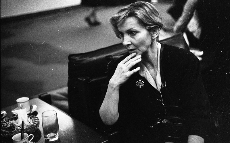 Dagmar Hochová - Poslankyně Daniela Kolářová v předsálí České národní rady, podzim 1991