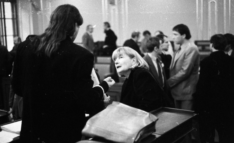 Dagmar Hochová - Poslanci Eva Kantůrková a Ladislav Jakl v jednacím sále České národní rady, únor 1991