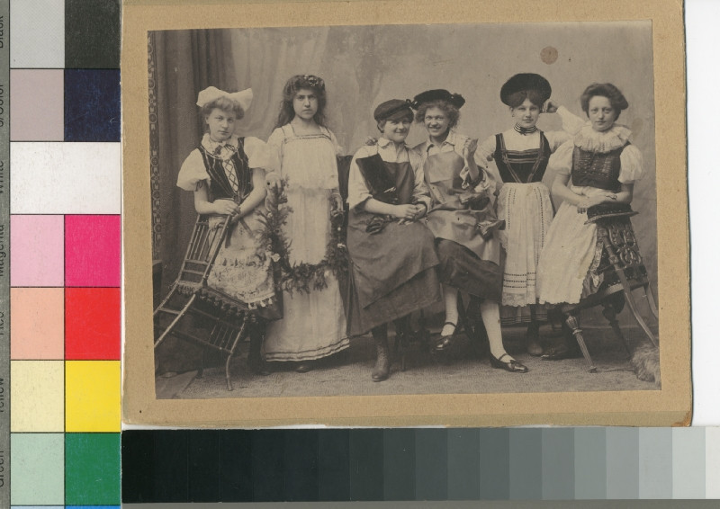 Franz Fiedler - Skupina 6 dívek v divadelních kostýmech