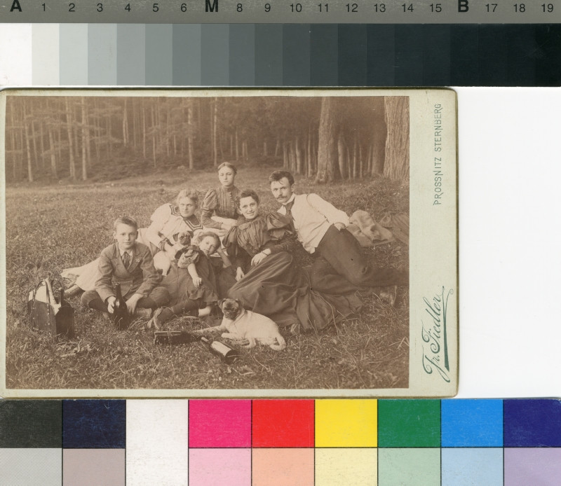 Franz Fiedler - Rodina se 2 psy na trávě u lesa