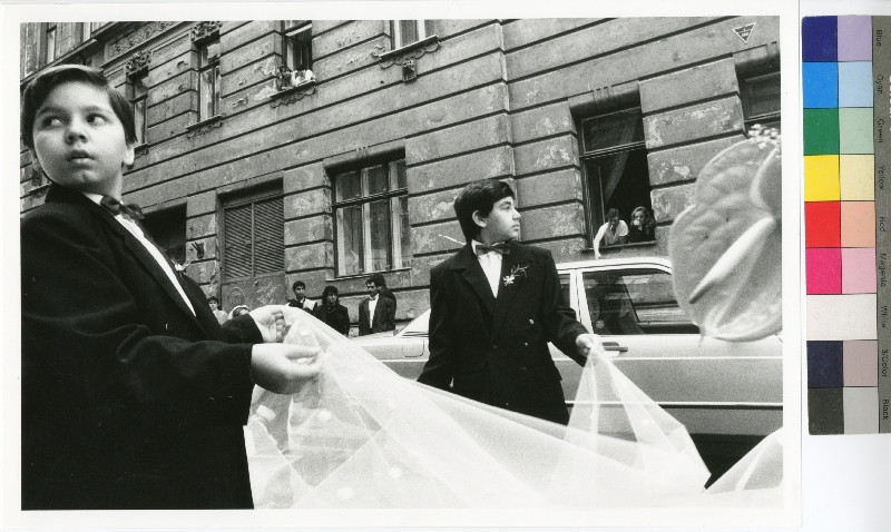 Evžen Sobek - Rómská svatba, Štěpánská ulice,červen 1998 (z cyklu Rómové ve městě Brně, později cyklus Ecce homo)
