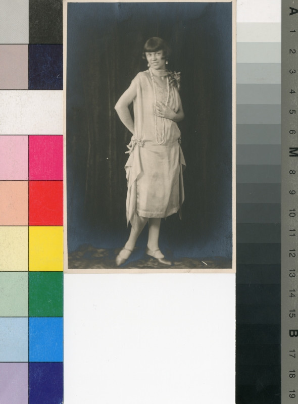 Franz Fiedler - Žena ve světlých šatech s perlovým náhrdelníkem