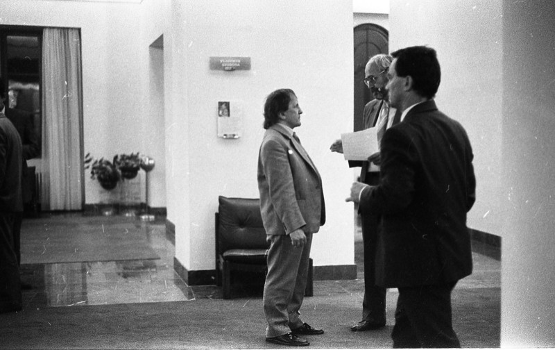 Dagmar Hochová - Poslanci Ivan Mašek, Lubomír Nedbálek a Stanislav Klimeš v kuloárech České národní rady, květen 1991