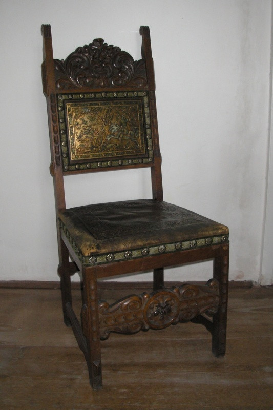 neurčený autor - židle s vysokým opěradlem a sedákem z tlačené kůže