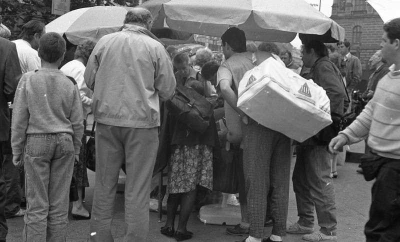 Dagmar Hochová - Sběr podpisů pod petici Výzva občanů na podporu prezidenta Václava Havla v říjnu 1991 na Václavském náměstí