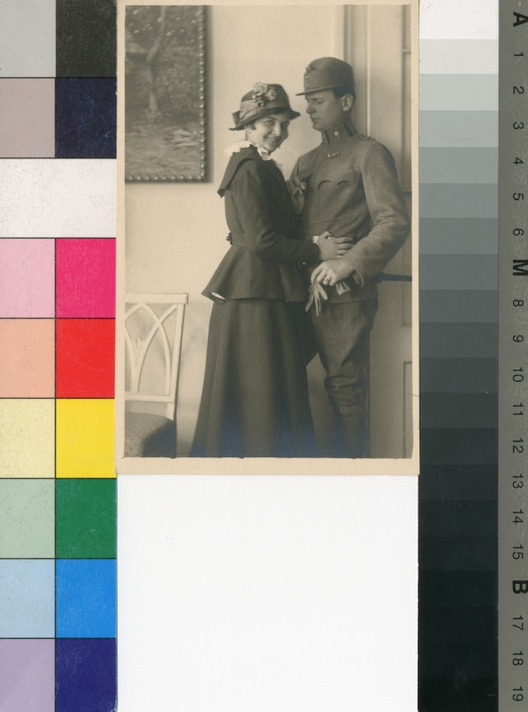 Franz Fiedler - Muž v uniformě a žena v tmavých šatech