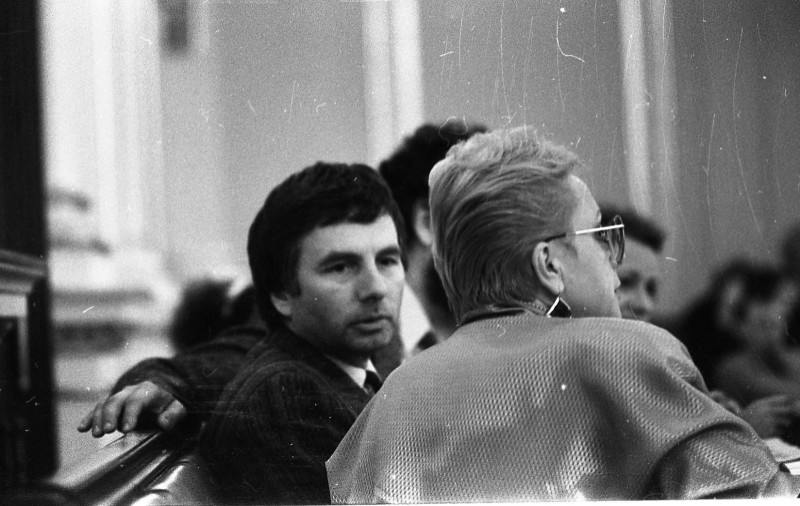 Dagmar Hochová - Poslanec Rudolf Němeček v jednacím sále České národní rady, únor 1991
