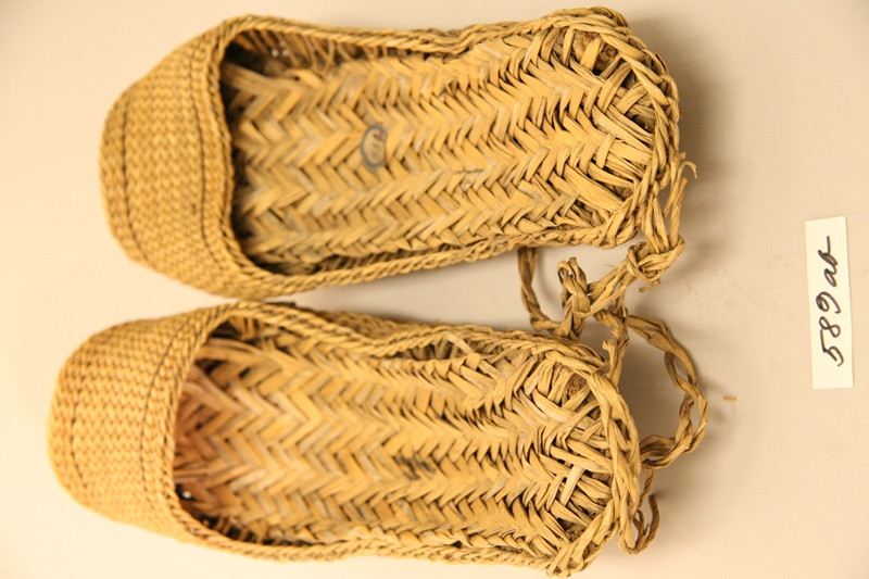 neurčený autor - sandály pletené ze slámy a palmových listů
