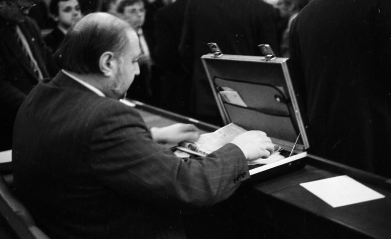 Dagmar Hochová - Poslanec Josef Hejsek v jednacím sále České národní rady, únor 1991