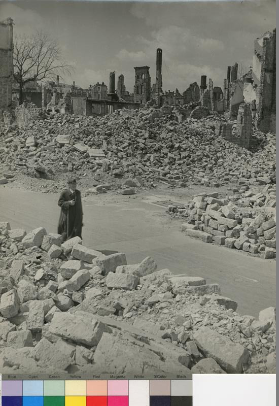 Jindřich Marco - Drážďany, osamělý chodec, červenec 1945