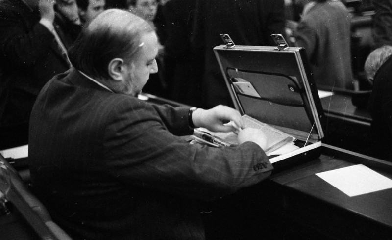 Dagmar Hochová - Poslanec Josef Hejsek v jednacím sále České národní rady, únor 1991