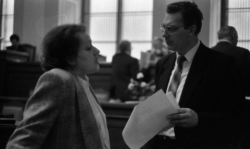 Dagmar Hochová - Poslanci Milada Mašatová a Antonín Hrazdíra v jednacím sále České národní rady, jaro 1991