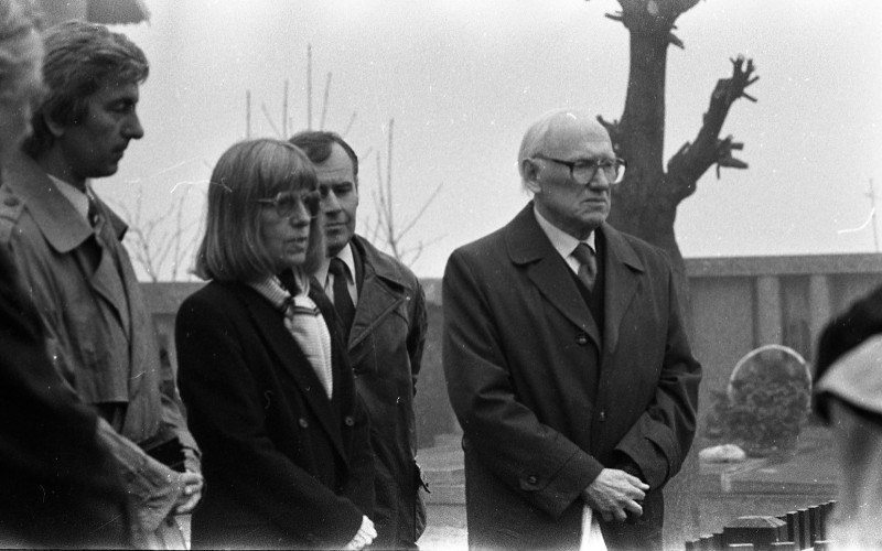 Dagmar Hochová - Pokládání věnců na hrobě Jana Masaryka na hřbitově v Lánech, 14. 3. 1991