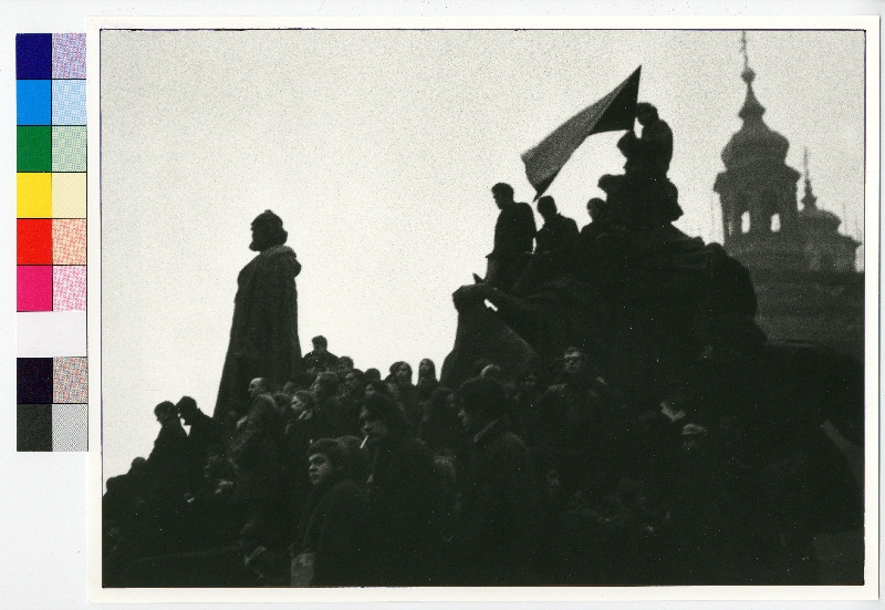 František Dostál - Leden 1969, Tryzna v Karolinu (Jan Palach). Lidé na soše Jana Husa na Staroměstském náměstí