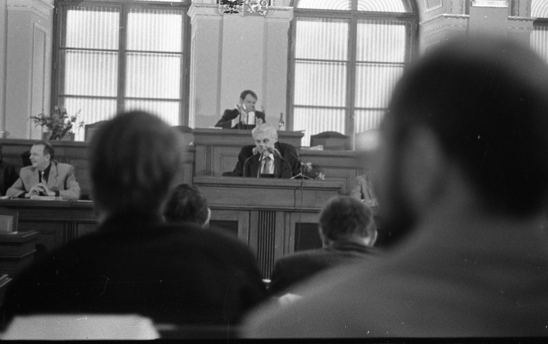Dagmar Hochová - Poslanec Karel Biňovec při projevu v jednacím sále České národní rady, jaro 1991