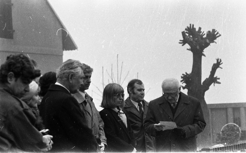 Dagmar Hochová - Pokládání věnců na hrobě Jana Masaryka na hřbitově v Lánech, 14. 3. 1991