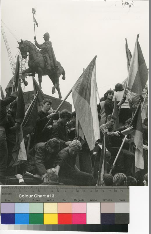 Jindřich Marco - Praha, 21. srpna 1968, dopoledne, Mladí lidé u pomníku sv. Václava