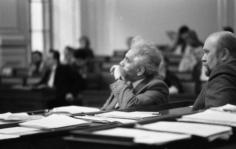 Dagmar Hochová - Poslanci Miloslav Šabata a Václav Siebert v jednacím sále České národní rady, jaro 1991