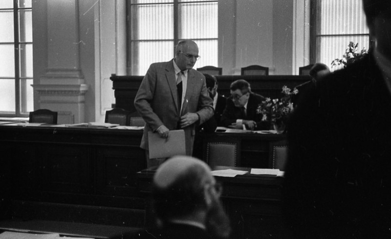 Dagmar Hochová - Ministr financí české vlády Karel Špaček v jednacím sále České národní rady, jaro 1991