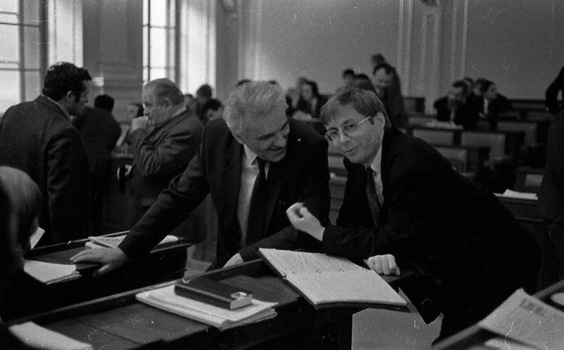 Dagmar Hochová - Poslanci Miloslav Šabata a Petr Pospíšil v jednacím sále České národní rady, jaro 1991