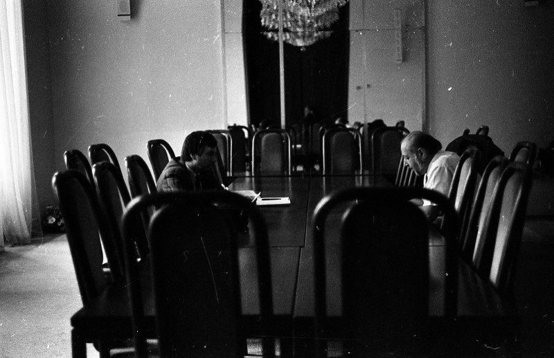 Dagmar Hochová - Poslanci Rudolf Němeček a Josef Hejsek před jednáním klubu Občanské fórum-nezávislí v České národní radě, listopad 1991