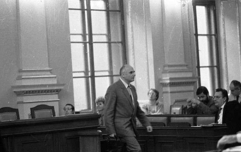 Dagmar Hochová - Ministr financí české vlády Karel Špaček v jednacím sále České národní rady, jaro 1991