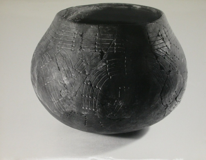 Jan Svoboda - Bez názvu (Bombovitá nádoba, šňůrová keramika), z cyklu Pojednání o plastice / Untitled, from the Essays on Sculpture cycle