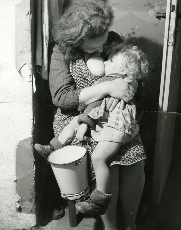 Werner Bischof - Bez názvu (z cyklu matka a dítě)