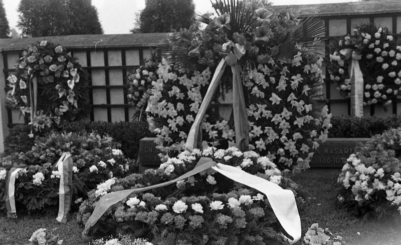 Dagmar Hochová - Pokládání věnců na hrobě Jana Masaryka na hřbitově v Lánech, 14. 3. 1991