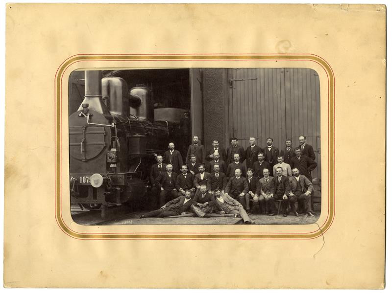 neurčený autor - Skupinový portrét před lokomotivou