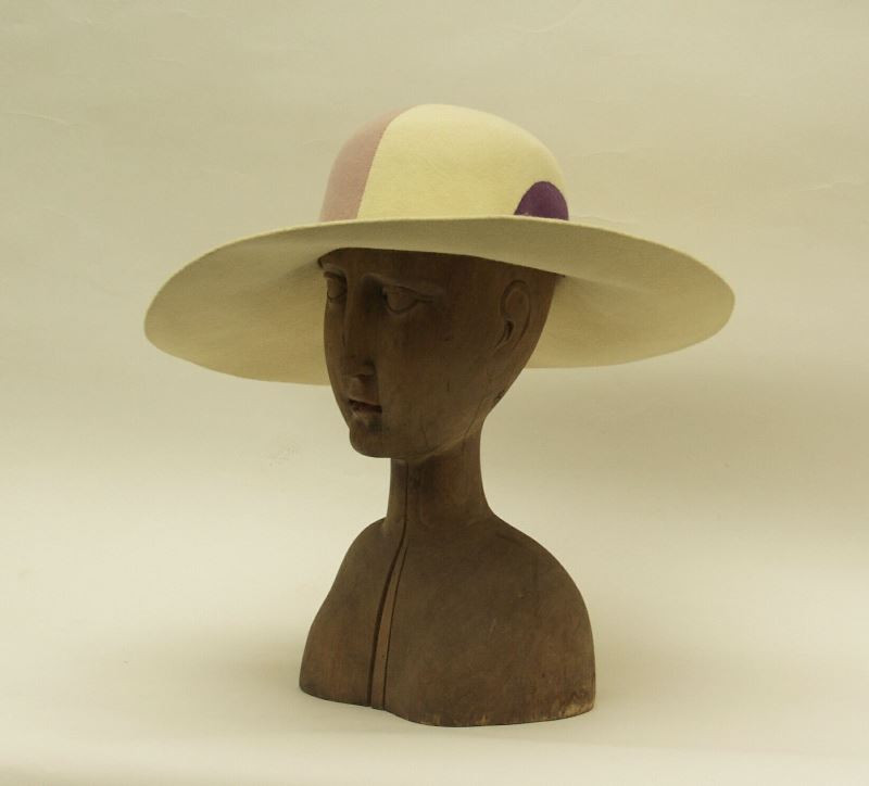 Ljuba (Luba) Krejčí Čejková - klobouk velký, žlutý