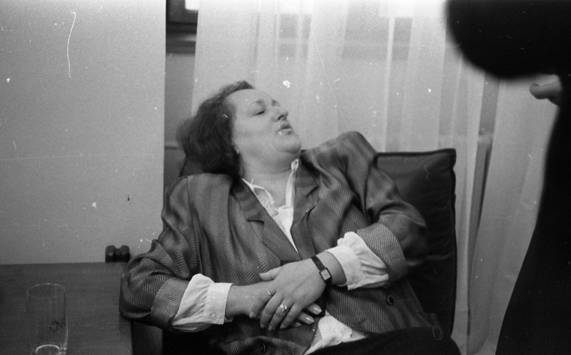 Dagmar Hochová - Poslankyně Milada Mašatová v kuloárech České národní rady, podzim 1991