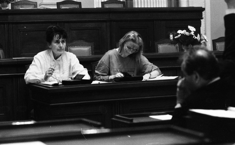 Dagmar Hochová - Lavice stenografek v jednacím sále České národní rady, jaro 1991