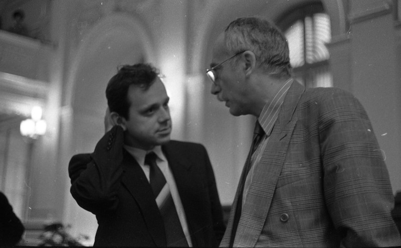 Dagmar Hochová - Poslanec Vladimír Budínský a ministr české vlády Karel Dyba v jednacím sále České národní rady, podzim 1991