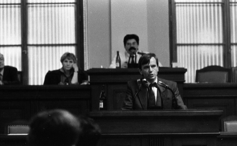 Dagmar Hochová - Poslanec Alexandr Karych při projevu v jednacím sále České národní rady, jaro 1991