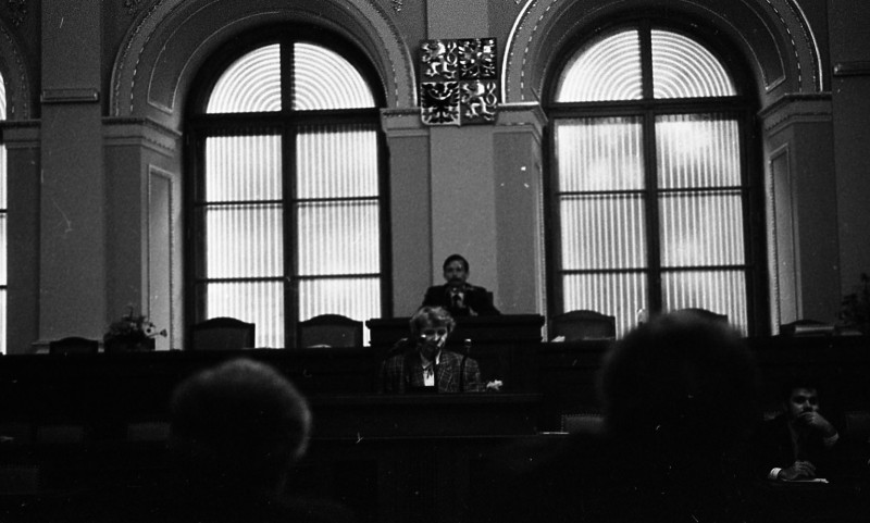 Dagmar Hochová - Předsedkyně sněmovny Dagmar Burešová při projevu v jednacím sále České národní rady, léto 1991