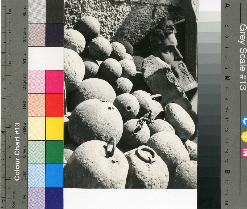 Otakar Lenhart - Kamenné koule a kamenná vousatá hlava