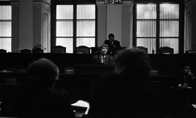 Dagmar Hochová - Předsedkyně sněmovny Dagmar Burešová při projevu v jednacím sále České národní rady, léto 1991