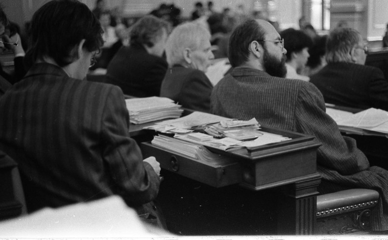 Dagmar Hochová - Poslanec Libor Novák v jednacím sále České národní rady, podzim 1991