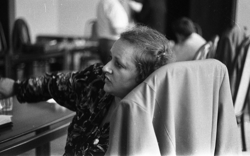 Dagmar Hochová - Poslankyně Milada Mašatová při jednání poslaneckého klubu Občanské fórum-nezávislí v České národní radě, září 1991