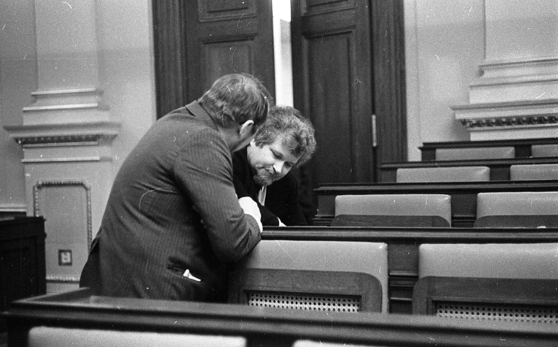 Dagmar Hochová - Předseda vlády Petr Pithart a poslanec Josef Ježek v České národní radě, 14. 2. 1991