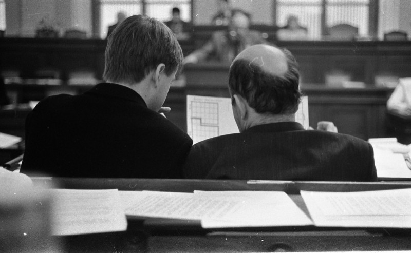 Dagmar Hochová - Poslanci Martin Bursík a Ivo Svoboda v jednacím sále České národní rady, podzim 1991